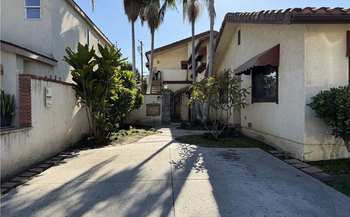 Pictures of Multifamily property located at 246 E Hullett Street, Long Beach, CA 90805 for sales - image #1