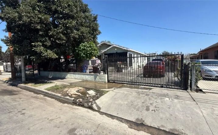 Pictures of Multifamily property located at 9602 Holmes Avenue, Los Angeles, CA 90002 for sales - image #1