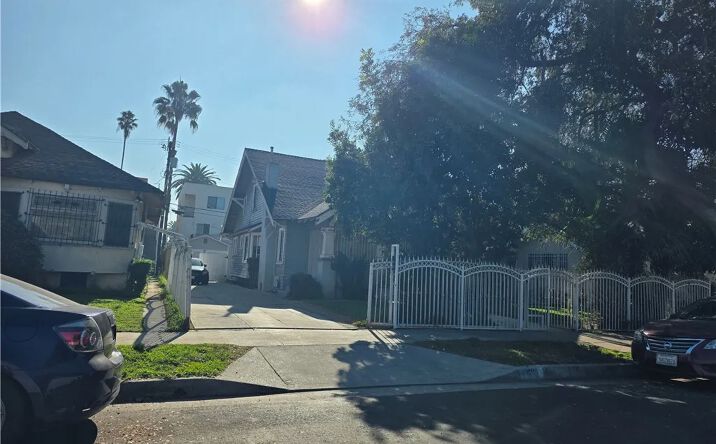 Pictures of Multifamily property located at 1180 W 39th Place, Los Angeles, CA 90037 for sales - image #1