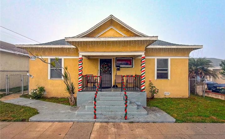 Pictures of Multifamily property located at 1207 Bay View, Wilmington, CA 90744 for sales - image #1