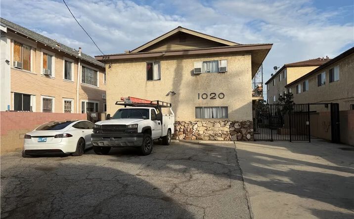 Pictures of Multifamily property located at 1020 Broad, Wilmington, CA 90744 for sales - image #1
