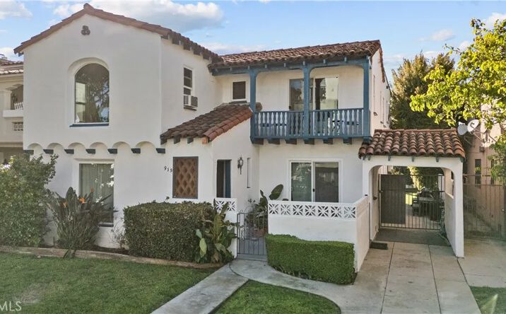 Pictures of Multifamily property located at 915 S Wooster, Los Angeles, CA 90035 for sales - image #1