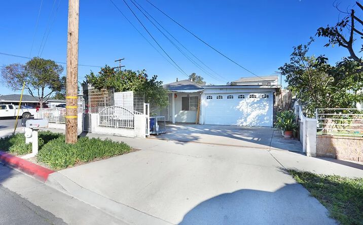 Pictures of Multifamily property located at 821-823 Gunther Street, Santa Ana, CA 92703 for sales - image #1