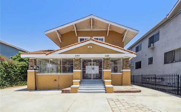 Pictures of Multifamily property located at 2104 Crenshaw Boulevard, Los Angeles, CA 90016 for sales - image #1