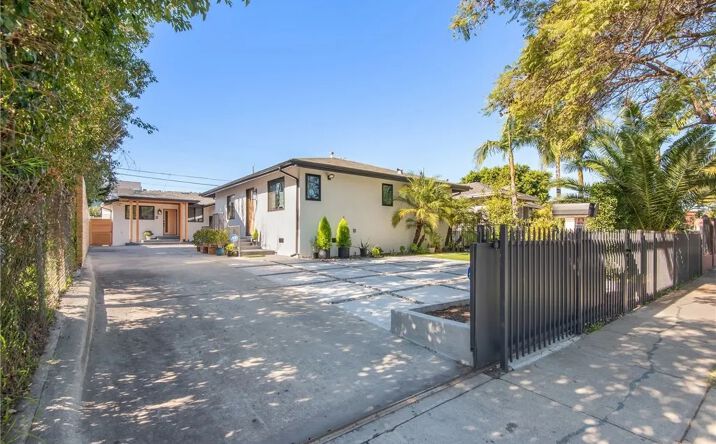Pictures of Multifamily property located at 3007-3009 S Hobart, Los Angeles, CA 90018 for sales - image #1