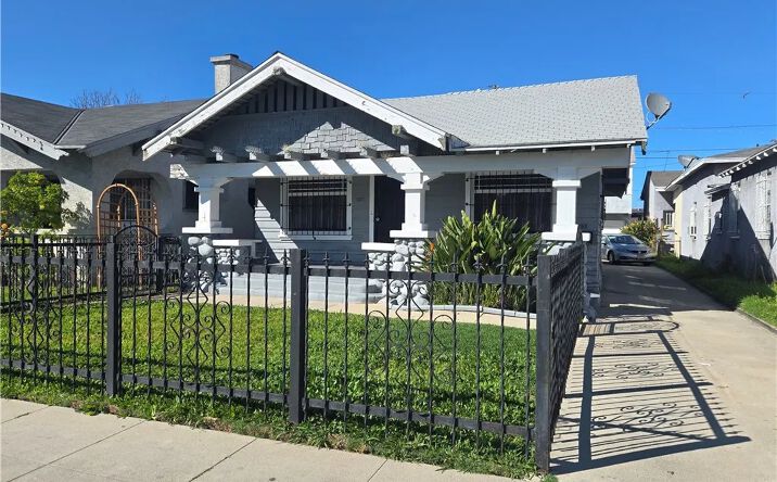 Pictures of Multifamily property located at 555 W 43rd, Los Angeles, CA 90037 for sales - image #1