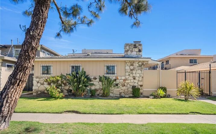 Pictures of Multifamily property located at 10630 Crenshaw Blvd, Inglewood, CA 90303 for sales - image #1