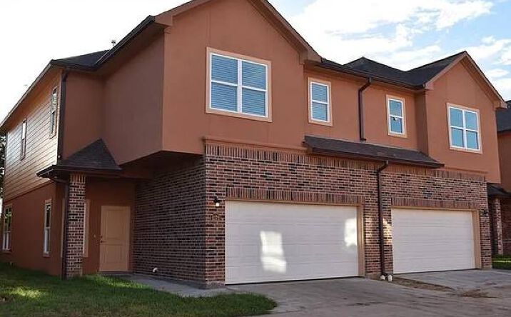 Pictures of Multifamily property located at 2100 Bermuda Dunes Dr, Missouri City, TX 77459 for sales - image #1