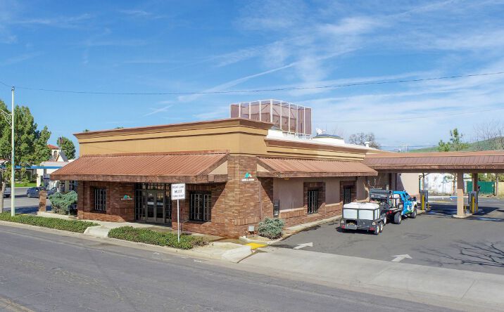Pictures of Retail property located at 142 S Mirage Ave, Lindsay, CA 93247 for sales - image #1