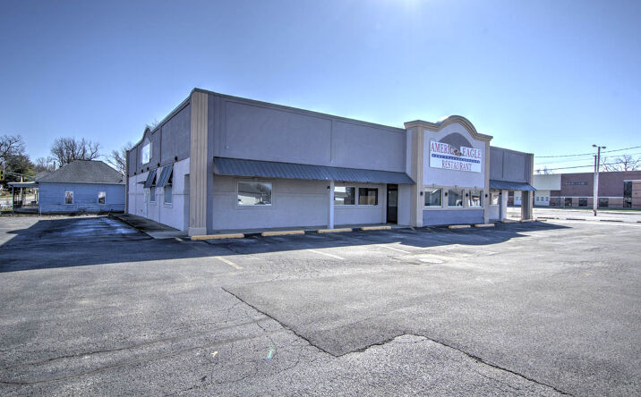 Pictures of Retail property located at 102 E Park St, Taylorville, IL 62568 for sales - image #1