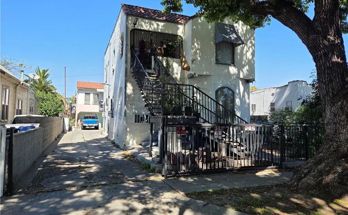 Pictures of Multifamily property located at 1423 E 52nd, Los Angeles, CA 90011 for sales - image #1