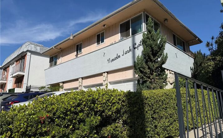 Pictures of Multifamily property located at 1129 Lincoln Boulevard, Santa Monica, CA 90403 for sales - image #1