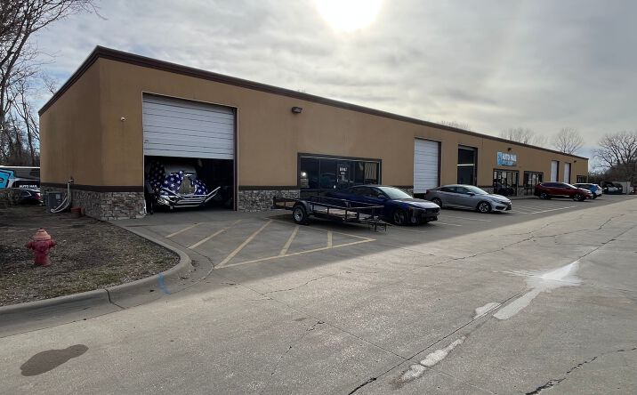 Pictures of Industrial property located at 10947 Kaw Dr, Edwardsville, KS 66111 for sales - image #1