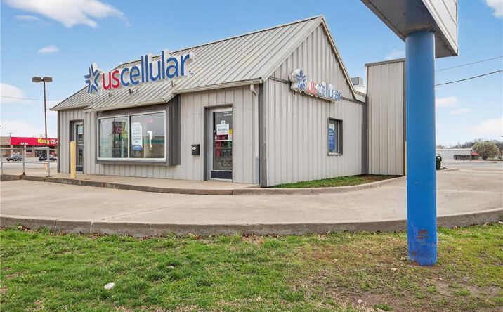 Pictures of Retail property located at 2120 Main Street, Parsons, KS 67357 for sales - image #1