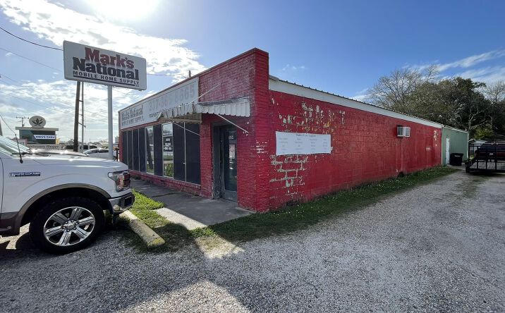 Pictures of Retail property located at 1614 Center St, New Iberia, LA 70560 for sales - image #1