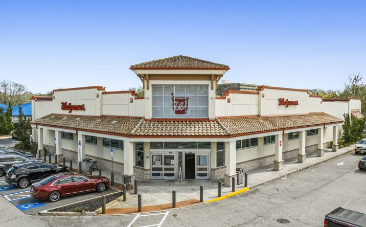 Pictures of Retail property located at 300 E New York Ave, DeLand, FL 32724 for sales - image #1