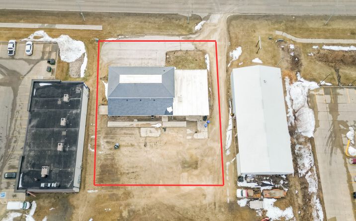 Pictures of Mixed Use, Office, Retail, Self Storage property located at 2221 4th St SW, Waverly, IA 50677 for sales - image #1