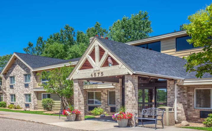 Pictures of Hospitality property located at 4675 White Bear Pkwy, White Bear Lake, MN 55110 for sales - image #1