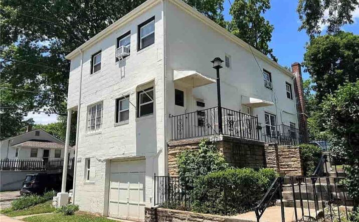 Pictures of Multifamily property located at 1206 W White Oak St, Independence, MO 64050 for sales - image #1