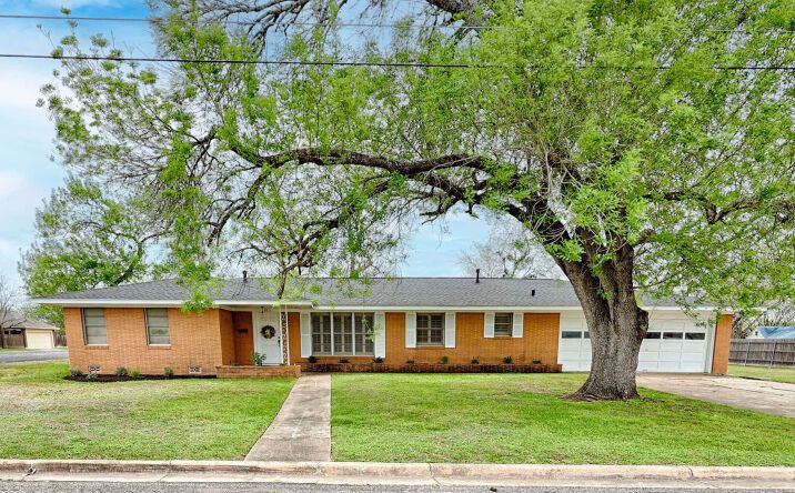 Pictures of Land property located at 302 Baumgarten, Schulenburg, TX 78956 for sales - image #1