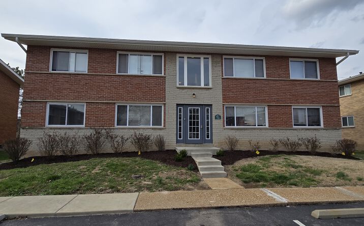 Pictures of Multifamily property located at 2 Bruce Dr, Florissant, MO 63031 for sales - image #1