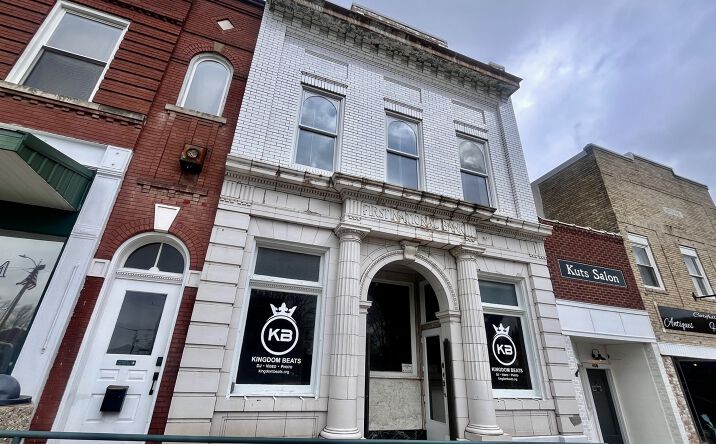 Pictures of Retail, Office, Mixed Use property located at 410 Court Street, Vienna, IL 62995 for sales - image #1