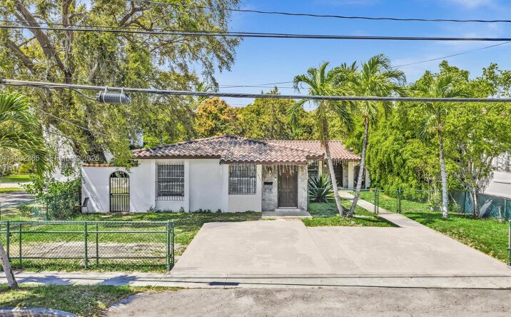 Pictures of Multifamily property located at 1010 SW 14th Ave, Miami, FL 33135 for sales - image #1