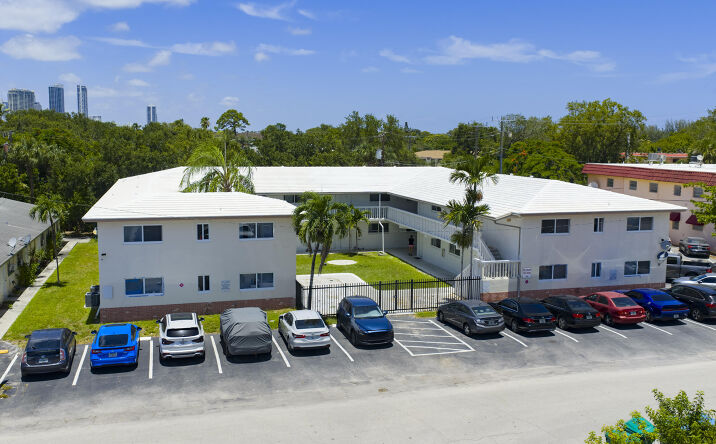 Pictures of Multifamily property located at 811 SE 16th Street, Fort Lauderdale, FL 33316 for sales - image #1