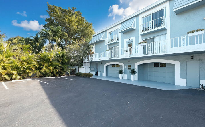 Pictures of Multifamily property located at 422 SW 9th St, Boca Raton, FL 33432 for sales - image #1