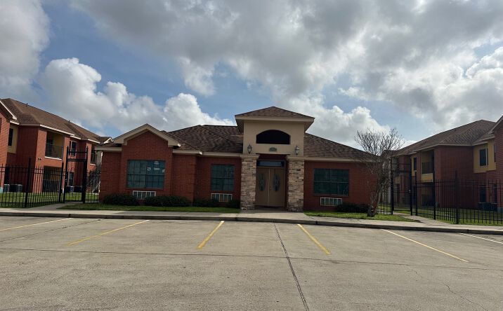 Pictures of Multifamily property located at 107 Oak Park Dr, Clute, TX 77531 for sales - image #1