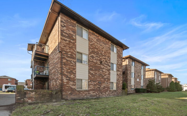 Pictures of Multifamily property located at 3061 Bernice Rd, Lansing, IL 60438 for sales - image #1
