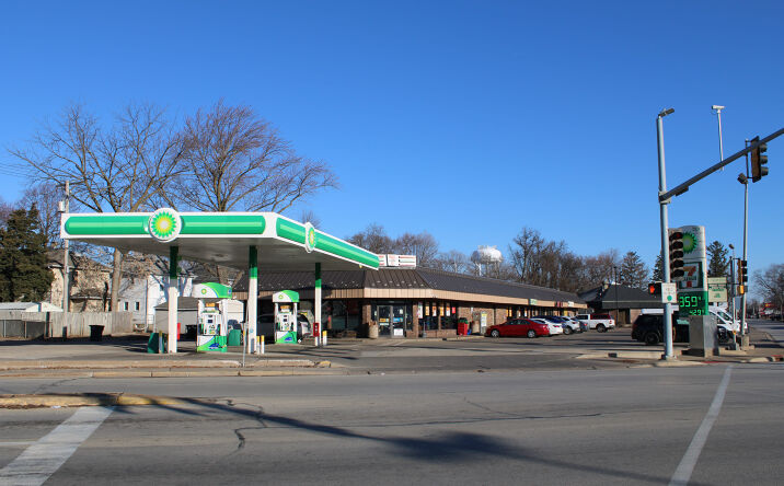 Pictures of Retail property located at 1636 38th St, Rock Island, IL 61201 for sales - image #1