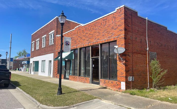 Pictures of Office, Retail property located at 105 E Broad St, Elizabethtown, NC 28337 for sales - image #1