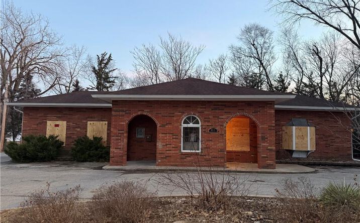 Pictures of Office property located at 321 W Broadway Avenue, Excelsior Springs, MO 64024 for sales - image #1