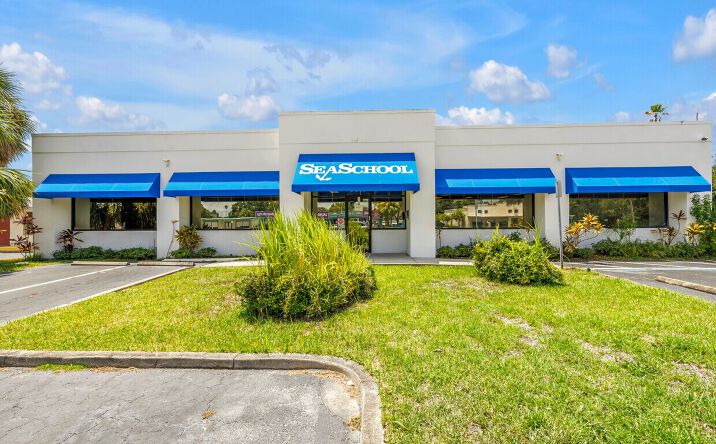 Pictures of Retail property located at 8440 4th St N, St. Petersburg, FL 33702 for sales - image #1