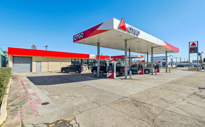 Pictures of Retail property located at 7571 W Judge Perez Dr, Arabi, LA 70032 for sales - image #1
