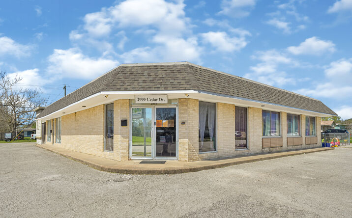Pictures of Mixed Use, Office, Retail property located at 2000 Cedar Dr, La Marque, TX 77568 for sales - image #1