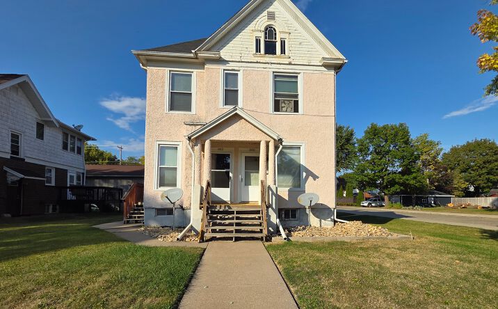 Pictures of Multifamily property located at 800 6th Ave S, Clinton, IA 52732 for sales - image #1