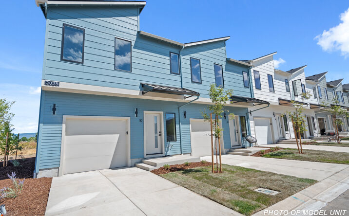 Pictures of Multifamily property located at 2032 Sunset Dr, Medford, OR 97501 for sales - image #1