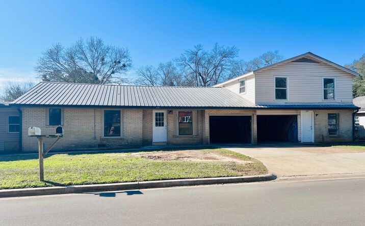 Pictures of Mixed Use, Multifamily, Special Purpose property located at 620 Logansport St, Center, TX 75935 for sales - image #1