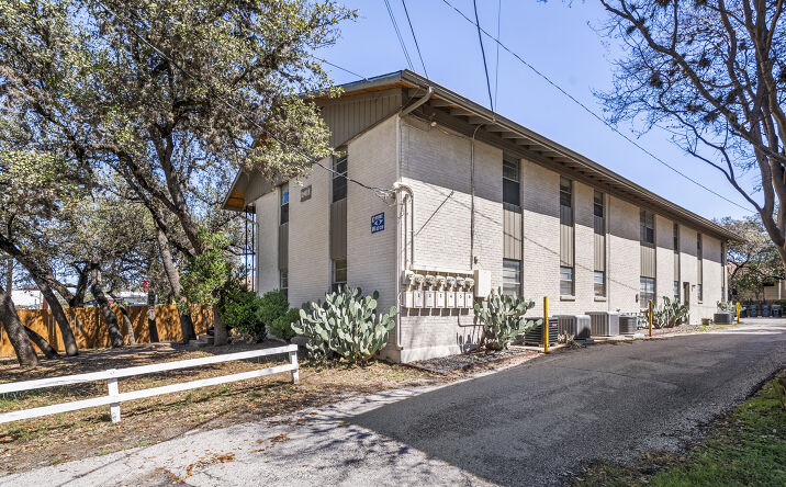 Pictures of Multifamily property located at 2411 S 5th St, Austin, TX 78704 for sales - image #1