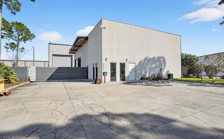Pictures of Industrial property located at 2972 Oxbow Cir, Cocoa, FL 32926 for sales - image #1