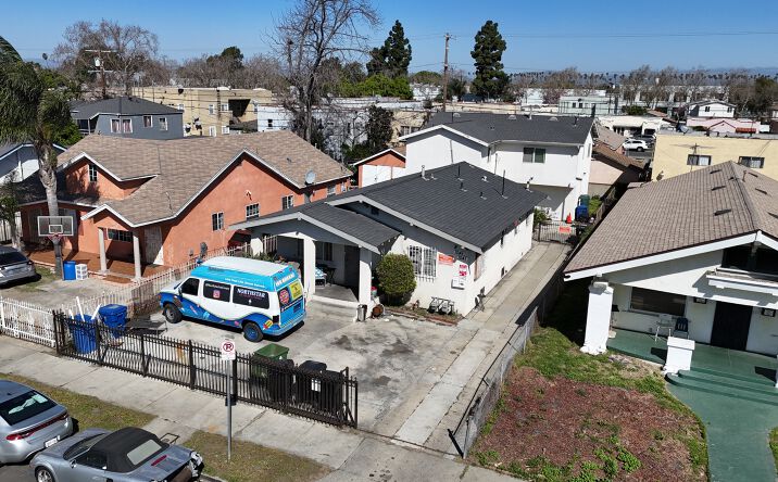 Pictures of Multifamily property located at 1049 W 61st St, Los Angeles, CA 90044 for sales - image #1