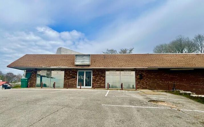 Pictures of Retail property located at 2053 Hollywood Drive, Jackson, TN 38305 for sales - image #1
