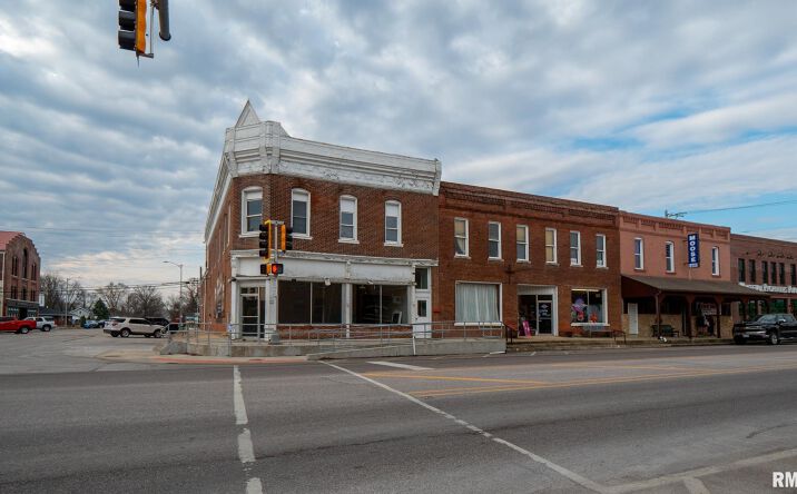Pictures of Retail property located at 101 W WASHINGTON Street, Pittsfield, IL 62363 for sales - image #1