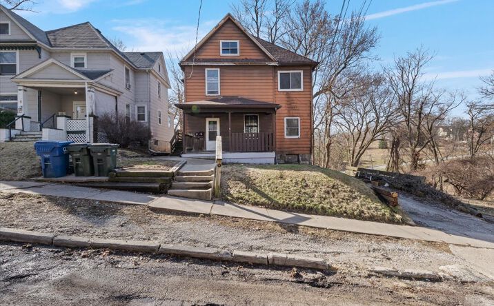 Pictures of Multifamily property located at 3 Riverview Place, Davenport, IA 52803 for sales - image #1
