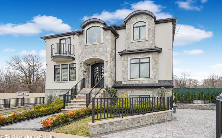 Pictures of Multifamily property located at 35 Savona Court, Staten Island, NY 10309 for sales - image #1