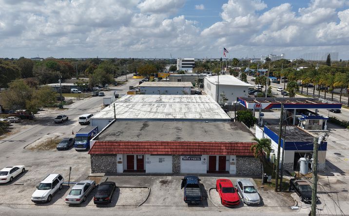 Pictures of Office, Retail property located at 16600 NE 3rd Ave, Miami, FL 33162 for sales - image #1