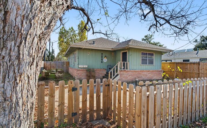 Pictures of Multifamily property located at 2804 Arlington St, Houston, TX 77008 for sales - image #1