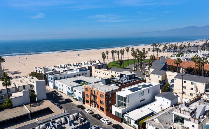Pictures of Multifamily property located at 29 Navy St, Los Angeles, CA 90291 for sales - image #1